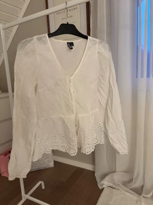 Blus från veromoda - Väldigt fint skick nu är den dock väldigt skrynklig på bilden. Nypris 500