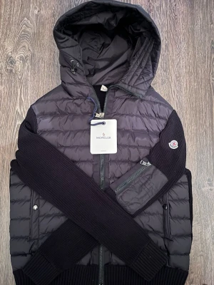 Svart Moncler pufferjacka med huva - L Men passar som M också. Helt ny och inte använd