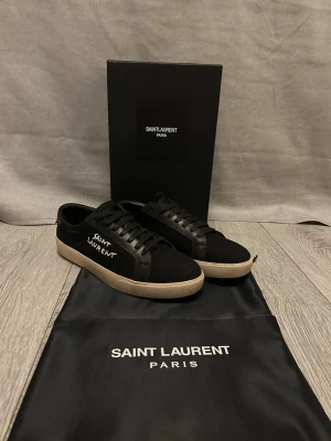Svarta Saint Laurent sneakers - Säljer ett par svarta Saint Laurent skor⚫️. Skicket är 8/10, hör av er om ni undrar nåt🙌Priset är inte hugget i en sten 🪨!