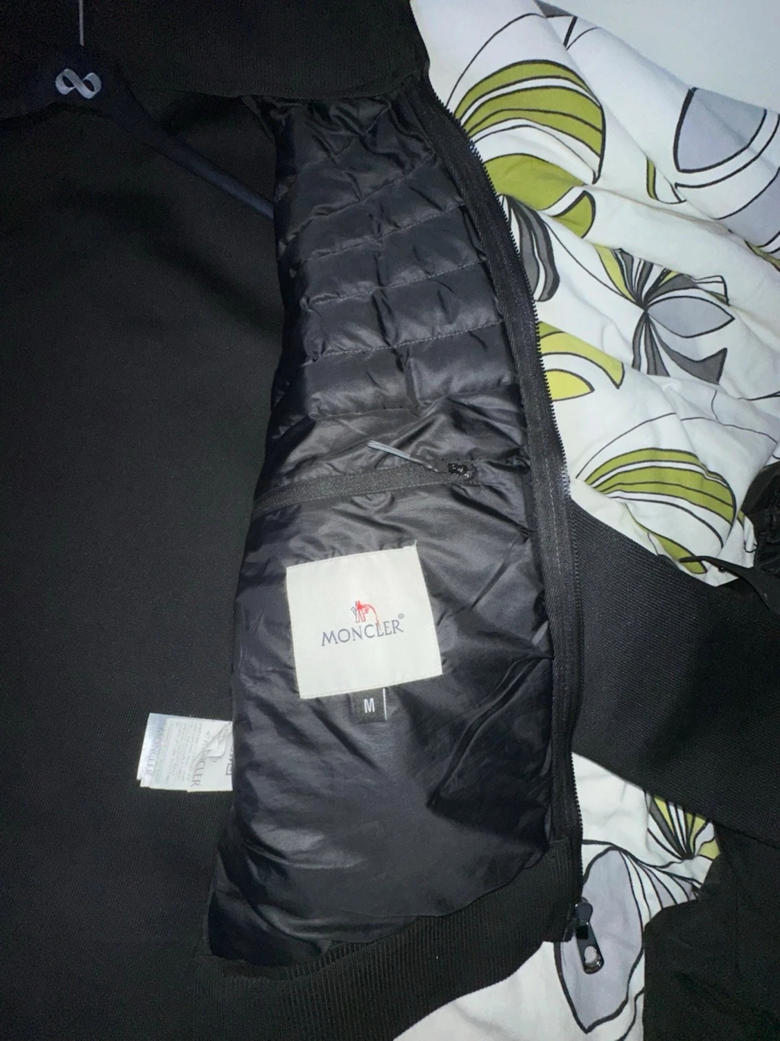 Mörk grön men ser ut som svart Moncler cardigan size m men passar också S  - 2