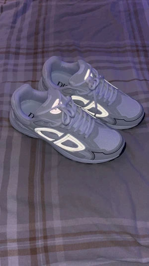 Vita dior b30 - Unika och riktigt feta skor perfekt till våren pris inte hugget i sten