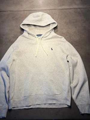 Ralph Lauren Hoodie Grå - Säljer en riktigt snygg hoodie från Ralph Lauren, med en stilren grå färg och riktigt skönt material. Storlek: L. Skriv vid frågor eller kom med bud!