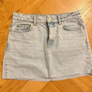 Ljusblå jeanskjol från NA-KD - Superfin kort jeanskjol ifrån NA-KD i storlek 36✨ Endast använd 1 gång✨