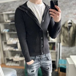 Stickad kofta med luva - Mycket bra skick, inga defekter! Storlek S sitter som  S och 1500kr dig som är mellan 170-180cm ungefär. Nypris ca 3000kr. Modellen är 185 cm, 75kg. Passar bra nu till våren! Skriv för mer information!🤝