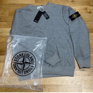 Stone Island Sweatshirt  - Säljer en helt ny Stone Island Sweatshirt. Den är en av de högsta kvalitet som man kan få för den priset. TVEKA INTE ATT SKICKA EN BUD:)
