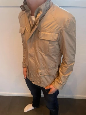 Massimo dutti field jacka  - Massimo dutti field jacka herr| pris:899kr|storlek: L| skick:9,8/10| Hör av dig vid minsta lilla fundering eller fråga|