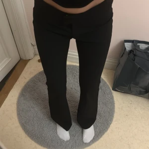 Svarta bootcut-byxor från Gina Tricot - Bootcut low waist kostymbyxor från gina, tycäer för stora för mig, jätte stretchifa otoligt fina. Midjan e 36 och innerbens 79 ish