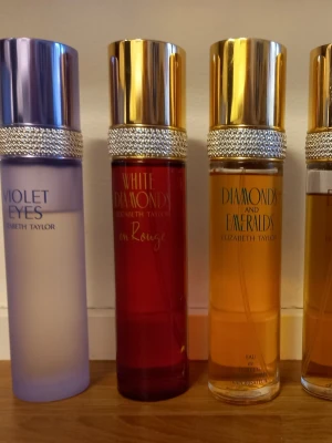 Elizabeth Taylor split 💎 - Splittar mina Elizabeth Taylor parfymer i glasdekanter med spray ✨️Säljer ej hela flaskan ✨️2 ml-20 kr, 3 ml-25 kr,5 ml-35 kr,10 ml-55 kr✨️Skriv vilka du önskar så lägger jag ut som ett nytt paket ✨️Dessa dofter finns💎Violet eyes💎White diamonds en rouge💎Diamonds and emeralds💎Diamonds and rubies💎Diamonds and sapphires 