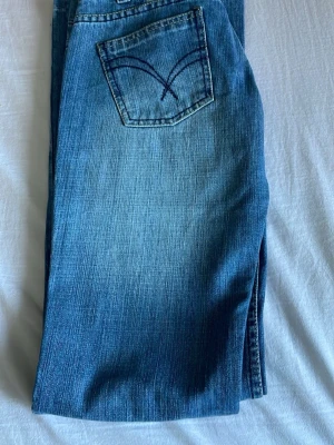 Supercoola jeans! - Assnygga och coola jeans!! Dom har en snygg vintage design. Märker är dallas jeans men köpta från tinlesell. Postar inom 24 timmar💕