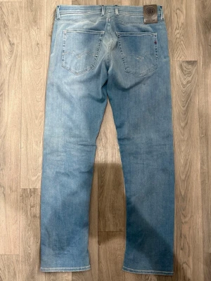 Replay Grover Hyperflex Jeans Ljusblå - Sjukt snygga och sköna Replay Grover Hyperflex jeans i mycket fint skick i storlek W33/L32. Mått - Midja: 42,5cm, Benlängd: 103cm. Modellen är 185cm & 63kg. Hör av dig vid funderingar!🤝