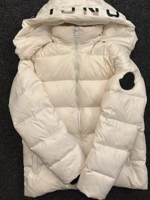 Vit moncler puffer - Äkta vinterjacka ifrån moncler