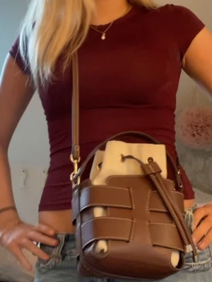 vinröd tight t-shirt - vinröd takt t shirt sitter så bra och är lite genomskinlig! 