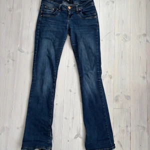 Ltb-jeans - Jättefina lågmidjade jeans i storlek W26 L34. Innerbenslängden är 83 cm och midjemåttet rakt över 37 cm💕