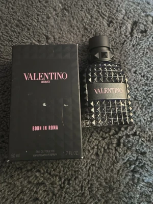 Valentino Uomo Born In Roma 50ml - Valentino Uomo Born In Roma Eau de Toilette, 50 ml. En parfym med edgy design och exklusiv känsla, perfekt för dig som vill sticka ut. Snygg flaska och trendig look. Lite mindre en halva kvar 
