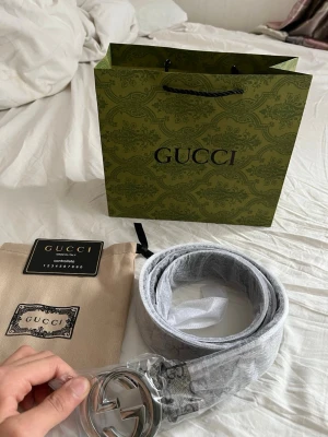 Guccci bälte helt ny Läs beskrivning - Guccci bälte helt ny Läs beskrivning för att få goodiebaggen bälte och påsen plus den gråa är de 50kr extra alltså 350kr annars 300kr bara för bältet innan ni köper skriver ni jag vill ha goodiebaggem och sånt då väntar ni tills jag accepterar de 