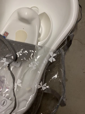 babybadkar - Bilderna visar ett baby badkit från Maltex Baby, men ingen väst syns på bilderna. Produkten består av ett badkar och tillbehör för småbarn.