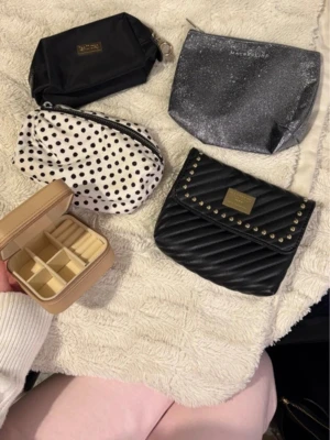 5 necessärer  - 5 olika necessärer som jag inte använder.  Från olika märken t.ex IsaDora/Maybelinne.  Skriv om ni har några frågor (!!)