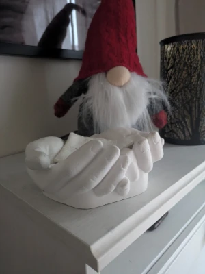 Gjutform händer  - Gjutform gjord av silikon för gjutning av händer som kan användas som t ex nyckelskål, att förvara smycken i mm   Passar till gjutning i olika material som t ex raysin, betong, vax mm   