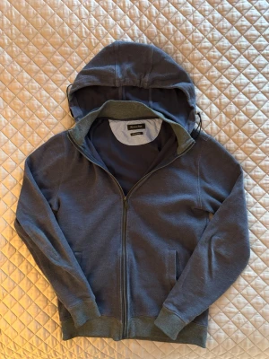 Massimo duti cardigan/hoodie - Säljer nu min massimo duti cardigan/hoodie. | Bra skick. | Mörkblå fin färg. | Väldigt bekväm. | Storlek S. | Luvan går att ta av smidigt. | Passar på ett ungefär folk som är 170-180 cm långa. | Släng iväg en signal vid funderingar så svarar jag snabbt. |