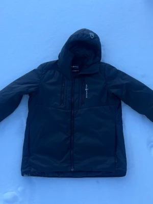 Svart vinterjacka från Sail Racing - Svart vinterjacka från Sail Racing med huva och hel dragkedja framtill. Jackan har två bröstfickor med dragkedja och logga på vänster sida. Tillverkad i syntetmaterial och passar perfekt för kalla dagar. Storlek L men passar mer som en M eller S. Skriv vid frågor! Pris kan diskuteras!‼️