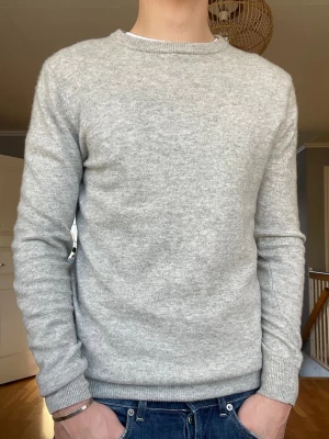 John Henric kashmir tröja – stilren & tidlös - Mjuk och bekväm stickad tröja från John Henric i ljusgrå kashmir. Perfekt basplagg som funkar året runt. Väldigt bra skick, inga defekter. Passar både casual och mer uppklädda outfits. Storlek: S Skick: 9/10. Skicka vid fler funderingar!🤝