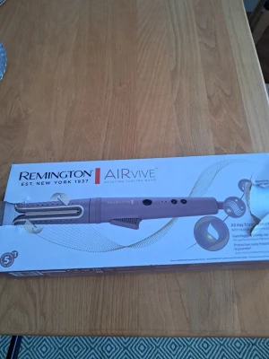 Locktång - Den är från Remington och är aldrig använd. Jag fick den i julklapp och hade öppnat förpackningen men eftersom jag fick en annan också behövde jag lämna tillbaka en. Jag kunde inte lämna tillbaka den för att förpackningen var bruten.