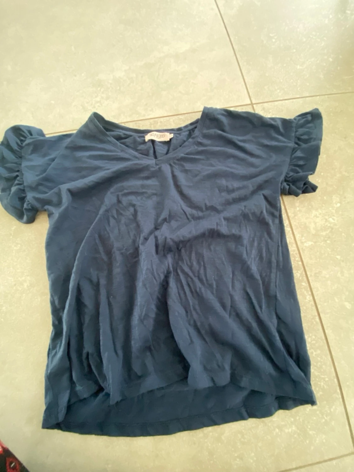 Mörkblå topp med volangärm Soaked