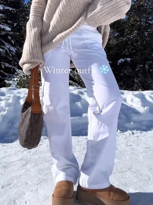 Vita linnebyxor från Skagen Clothing - Säljer ett par fräscha vita linnebyxor från Skagen Clothing i storlek XXS. Byxorna har låg midja med elastisk resår och snörning i midjan för skön passform. De är raka i modellen och har en avslappnad vibe