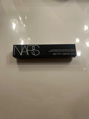 Nars läppenna  - Helt ny läppenna ifrån Sephora i märket Nars. Finns ett litet märke på själva ”produkten”, se bild. Råkade alltså komma emot korken när jag skulle ta kort på ”färgen”. Färgen är DOLCE VITA 888. Nypris är 360kr från Sephora där den är köpt. 🤍 Säljs då ja inte använder läpprodukter.