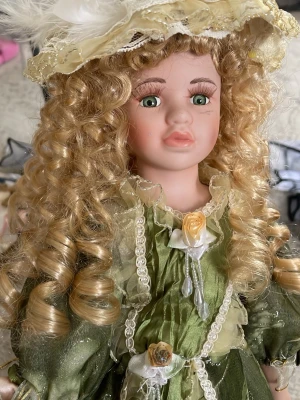 Ceramic docka antik - Ceramic docka med fina detaljerad klänning. Antika, 47 cm lång