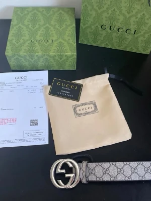 G Bälte - Helt nytt aldrig använt, bara testats 1 gång hemma. Extra hål har också gjorts så att de passar även om man har mindre midja. Säljer då bältet aldrig använts pga inte riktigt är min stil. Skriv om ni vill köpa jag fraktar och möts upp.