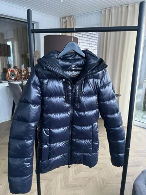 Save the duck - Säljer en svart pufferjacka från Save The Duck i storlek XS. Otroligt skick🙌 10/10 men tags saknas. Fråga gärna om du undrar något!