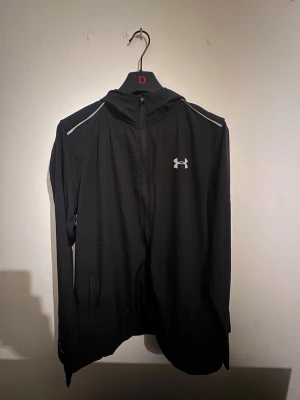 Svart/Grå vindjacka från Under Armour - Säljer UA vindjackor perfekta för löpning eller gymmet. Har en i svart och en i grå 350kr, 600kr för båda. Vid intresse kontakta mig. :)