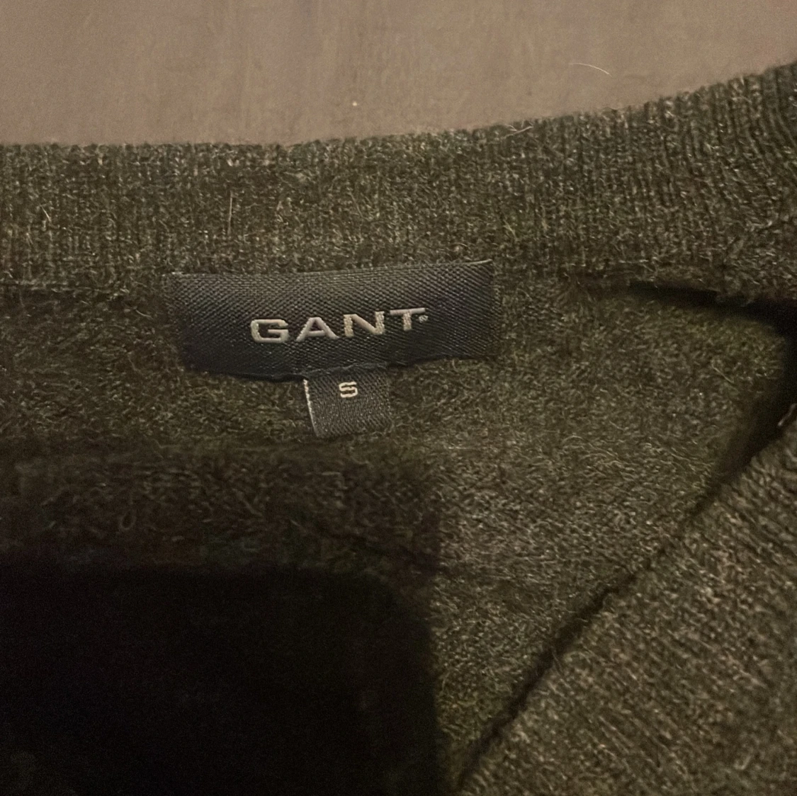 Mörkgrön stickad tröja från GANT - 1