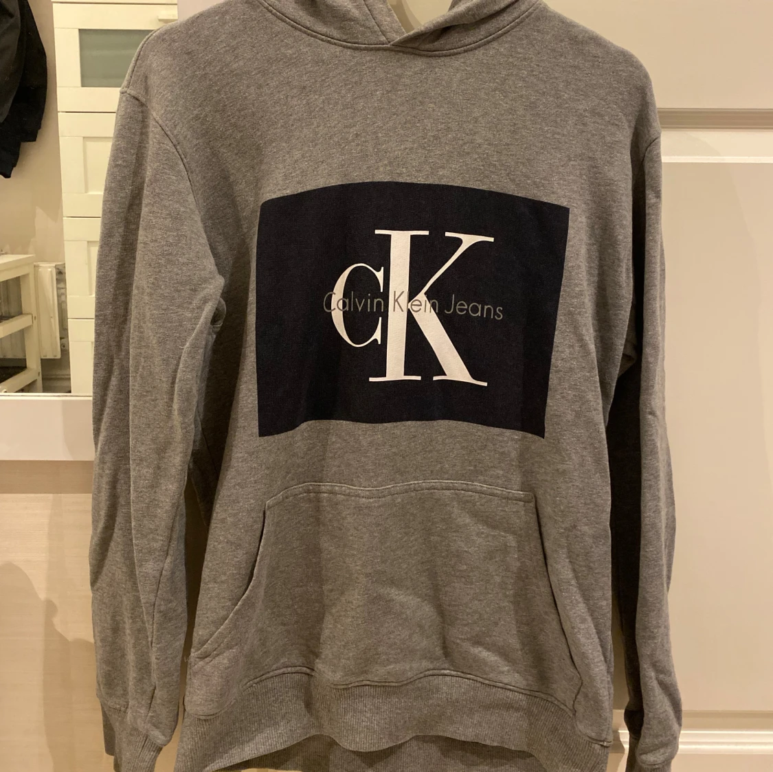 Grå hoodie från Calvin Klein Jeans