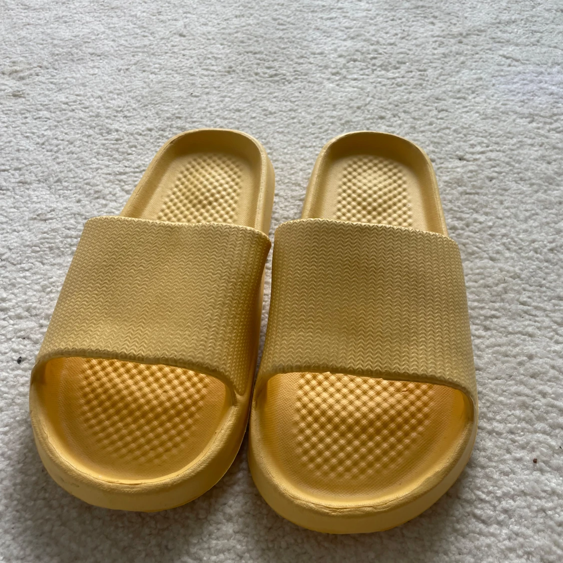 Gula slides sandaler i syntet - 1