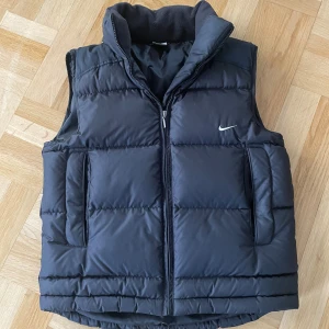 Vintage Nike väst - Stilren Vintage Nike puffer väst✅Mycket bra skick utan några defekter, sitter som XS/S💨Hör av dig vid frågor