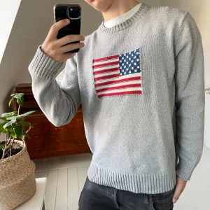 Gant tröja med usa flagga - Gant tröja med usa flagga, inga större defekter. Liten skavank vid nacken som inte syns. Modellen är 180,75 kg och bär Xl. Rekommenderar för omkring M- L