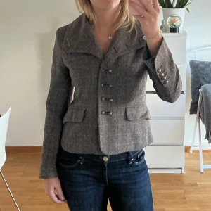 Brun rutig kavaj från H&M - Snygg brun kavaj från H&M med rutigt mönster och knappar. Oklart vilken storlek men skulle gissa att den är ungefär en s/m🌟