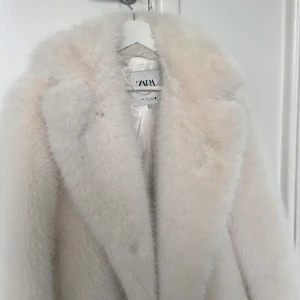 Vit pälsjacka från Zara - Säljer en fluffig och lyxig vit pälsjacka från Zara i storlek S. Kommer inte till användning så är i nyskick.