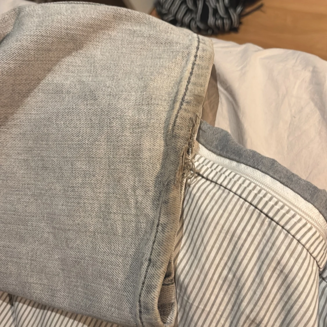 Gråa jeans från Bik Bok - 4