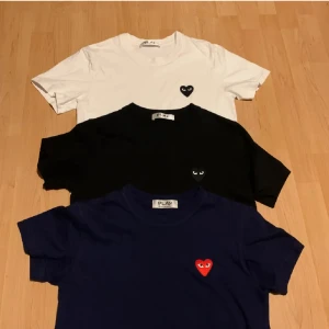Comme Des Garçons T-shirt - Tjenare! Säljer en bundle med tre stycken riktigt schyssta Comme des garçons T-shirts, tröjorna är nästintill oanvända men den vita har använts lite mer men har fortfarande inga defekter. Tröjorna är alla i storleken (S). Säljer tröjorna i denna dunder bundle ändast och inte separat! Skriv gärna om ni har några frågor eller söker lite fler bilder. 😁