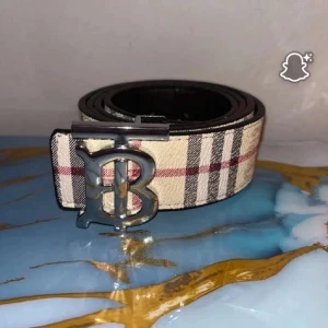 Burberry bälte - Ett fint två färgat bälte från burberry. Skicket 9/10. Haft i en månad.