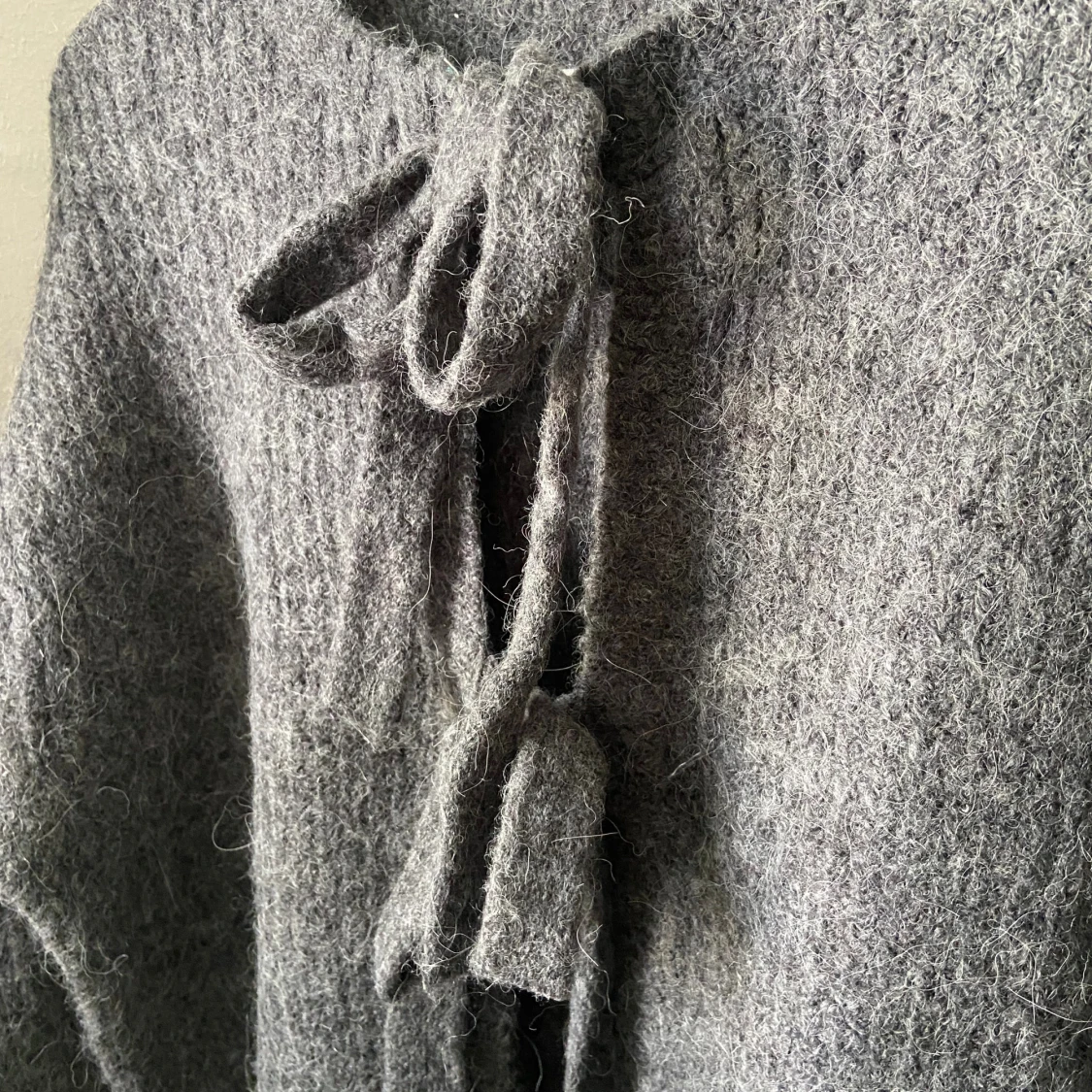 Grå stickad kofta från Gina Tricot - 3