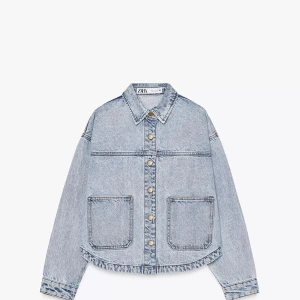 Ljusblå jeansjacka från Zara - Jag rensar ut garderoben och vill få bort deverse som jag inte andvänder så nu säljer jag denna snygga jeansjacka från Zara!! 🩷🩷 Köpte den i juni ungefär och väl omhändertagen 🌟🌟 köptes för 379kr. 