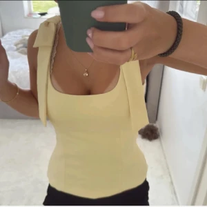 Gul korsett topp - gul korsett topp från zara, helt ny med prislapp kvar, storlek xs 💛