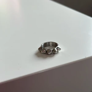 Edblad Peak ring nyskick! 🥰 - Säljer min Edblad ring, använd en gång så som ny! Stl 14. Nypris 349kr❣️