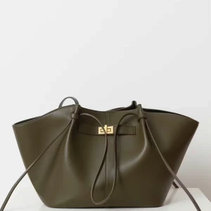 Gina trico Olivgrön axelväska i skinn med snörning - Stilren olivgrön axelväska i slätt skinn med snygga snörningsdetaljer och guldfärgat spänne framtill. Väskan har rymlig form och långa axelband, perfekt för dig som vill ha plats med allt du behöver. Enkel men ändå riktigt trendig design.