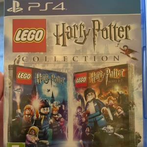 PS4/PS5 Lego Harry Potter Year 1-4 & 5-7, 2in1 disc - Har gjort allt man möjligen kan göra i detta spelet och fått alla troféer så nu får det säljas.   Otroligt nostalgiskt spel, man spelar igenom alla 7 skolåren. 2 spel på 1 skiva. Kan spelas själv eller 2pers samtidigt. PS4 spel men fungerar på PS5 också! Inga repor på skivan whatsoever