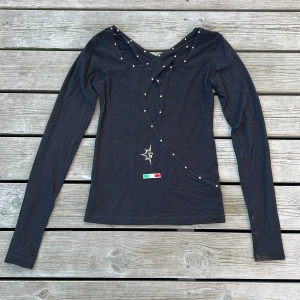 Svart karisma topp konståkning  - Säljer min oanvända karisma topp med Swarovski’s stenar och ett snett mönster över framsidan. Super fin och bekväm på isen, Nypris 1 579kr✨säljer pga storlek. Storlek adult S 